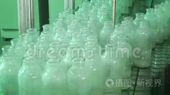 工厂生产玻璃瓶。