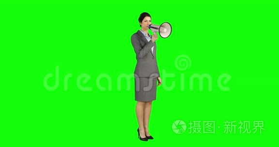 漂亮的女商人用扩音器大喊大叫