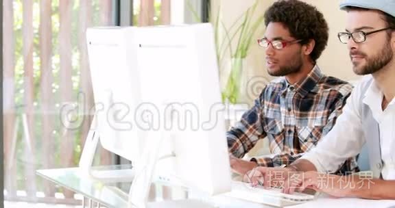 嬉皮笑脸的男人用电脑视频