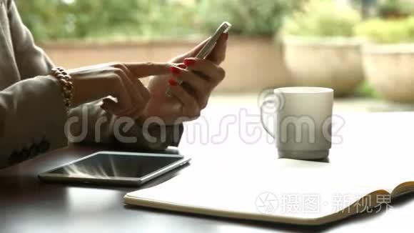 女商人使用智能手机和平板电脑视频