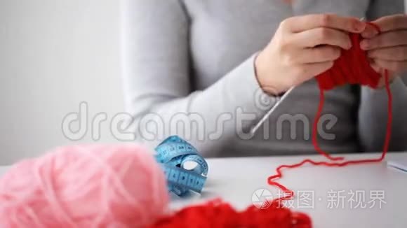 女人用针和红纱编织视频