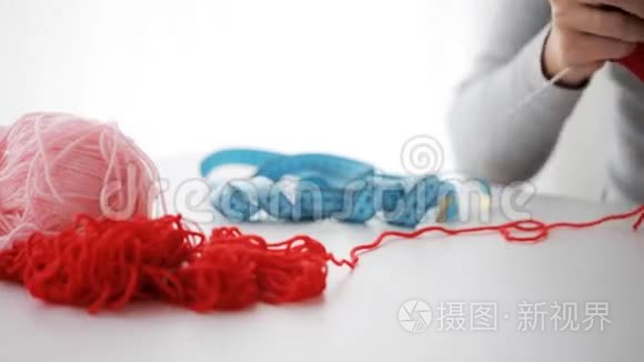女人用针和红纱编织视频