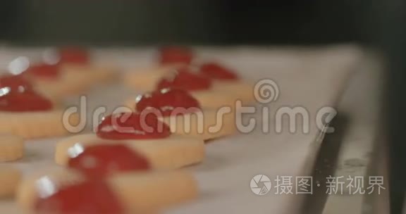 面包师准备果酱填充黄油饼干视频