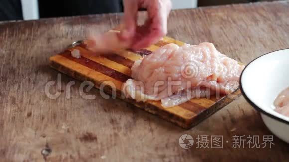 家庭厨房中的烹饪肉汤视频