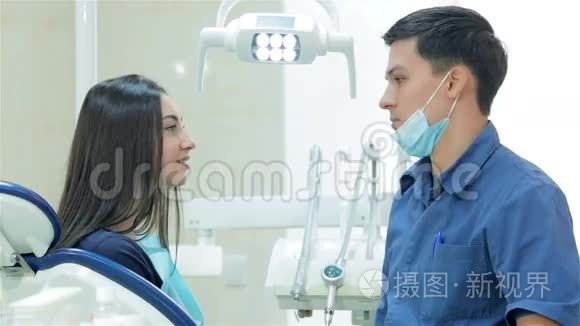 牙医和年轻女性病人的牙齿微笑视频