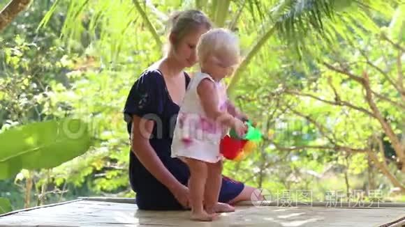 一个金发小女孩和她妈妈玩视频
