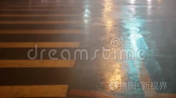 台风期间街上下大雨视频