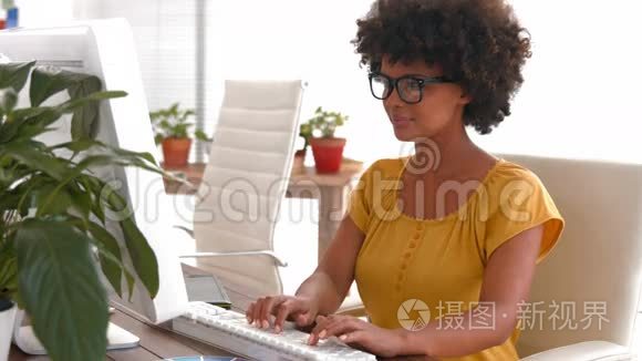 有创意的女商人在电脑上打字视频