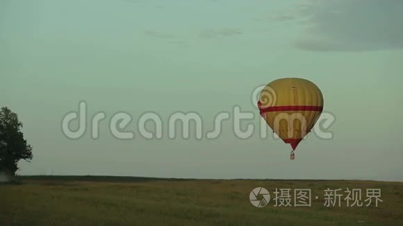 热气球在农村上空飞行视频