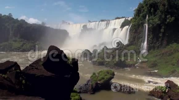 伊瓜苏瀑布位于巴西和阿根廷边境。