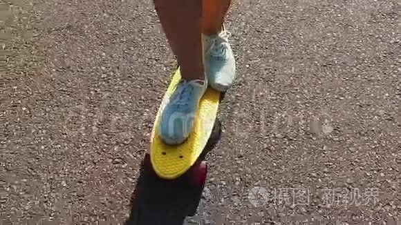 少女脚骑现代短滑板
