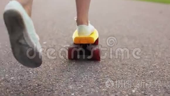 少女脚骑现代短滑板视频