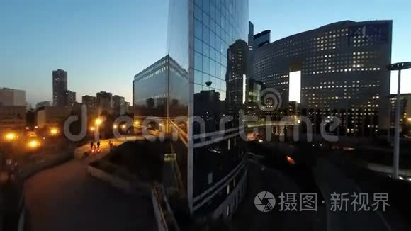 现代商业建筑的城市夜景视频