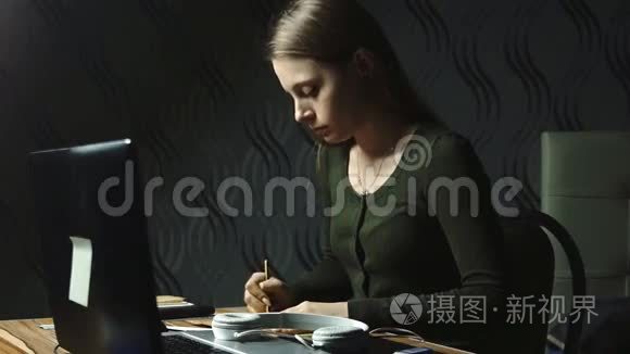 健康饮食生活方式：美女随性.