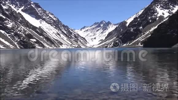 智利圣地亚哥山雪和泻湖景观视频