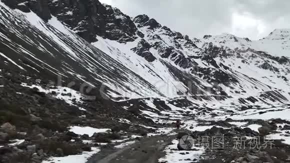 智利圣地亚哥山雪景观视频