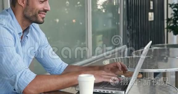 快乐的帅哥用笔记本电脑视频