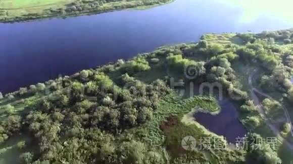 绿色草地河流的空中地貌视频