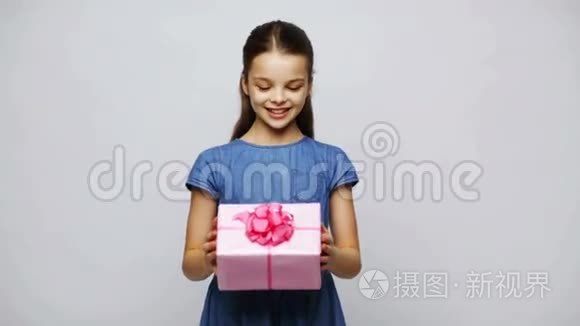 幸福微笑的女孩拿着礼盒视频