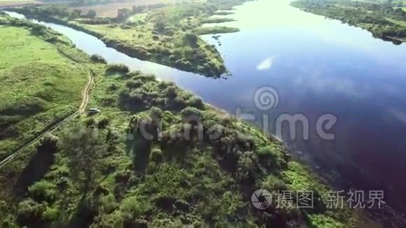 绿色草地河流的空中地貌视频