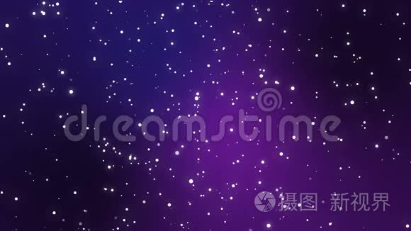 夜空闪耀着紫色渐变背景的星星视频