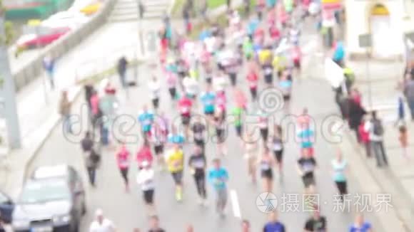 人们在半马拉松赛事上跑步视频