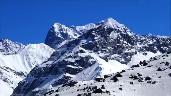 智利圣地亚哥的山和雪视频