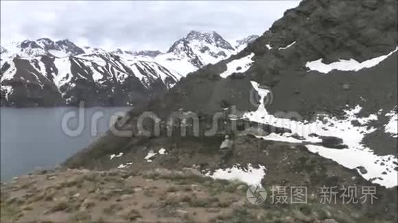 智利圣地亚哥的山脉和泻湖视频