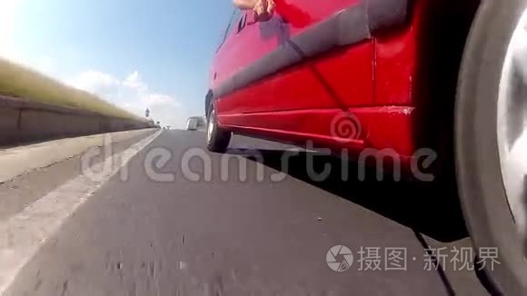 在高速公路上开车