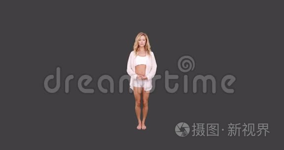 做瑜伽的金发美女