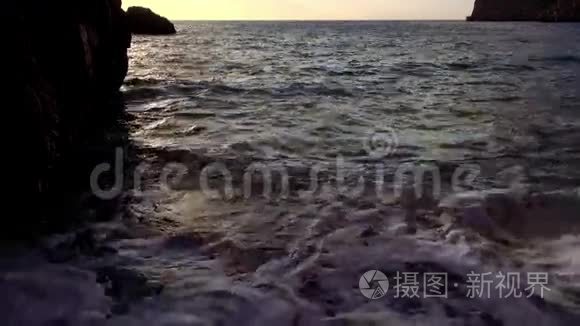 傍晚岩石海岸的海水视频