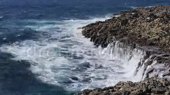 海浪溅到礁石视频上视频