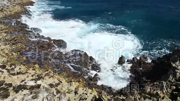 海浪溅到礁石视频上视频