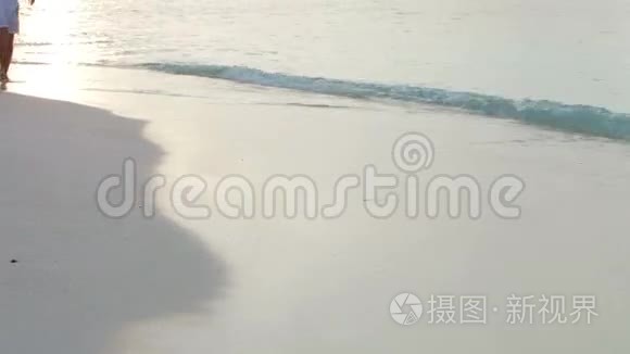 浪漫情侣漫步美丽热带海滩
