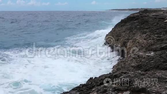 海浪溅到礁石视频上视频