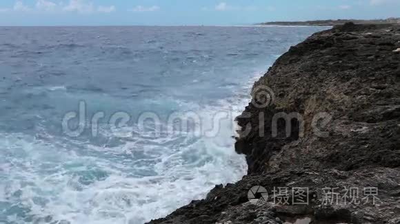 海浪溅到礁石视频上视频