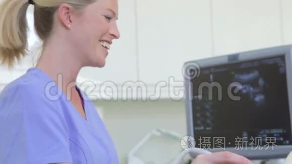 有超声波扫描的孕妇视频