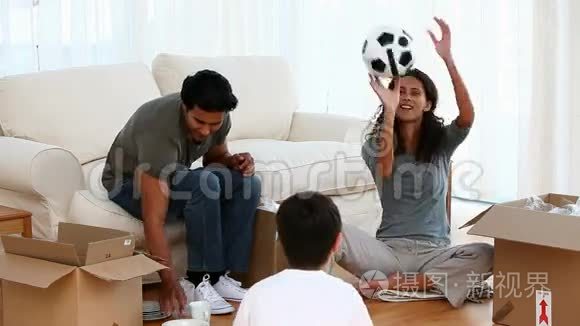 一家人玩足球视频