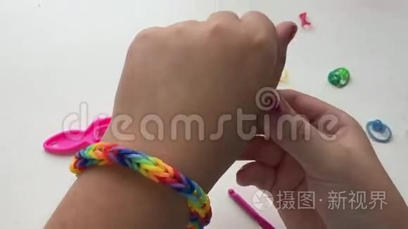 橡皮筋的制作手镯视频