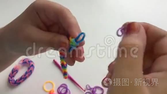 橡皮筋的制作手镯视频