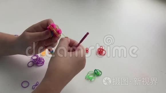 橡皮筋的制作手镯视频