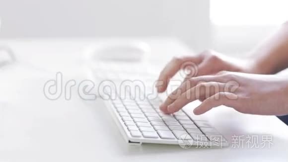 在电脑键盘上用手打字