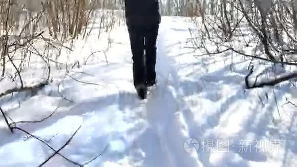 人走在雪地里，在冬天的森林景观中自然旅行