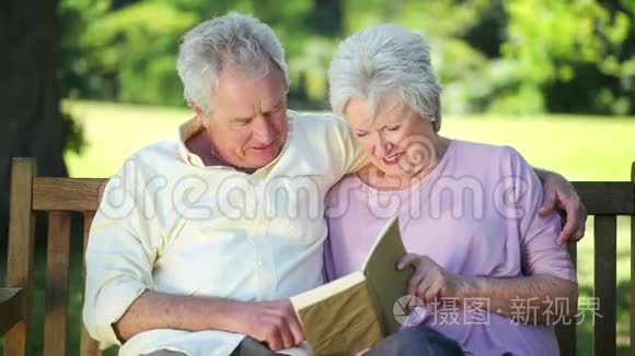 退休夫妇一起读一本书