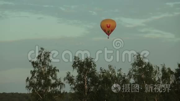 热气球在农村上空飞行