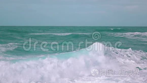 缓慢运动的海浪冲击海岸视频