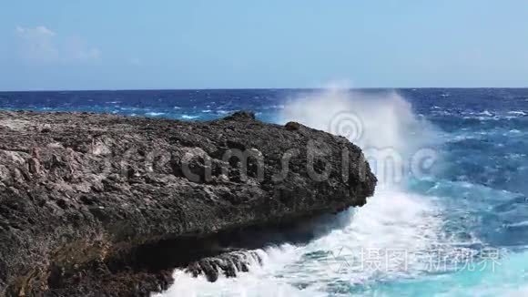 海浪溅到礁石视频上视频