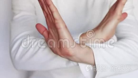 男人用手做手势和手势视频