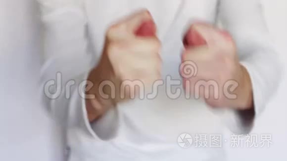 男人用手做手势和手势视频