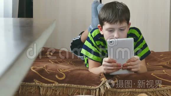 男孩在平板电脑游戏互联网上玩视频